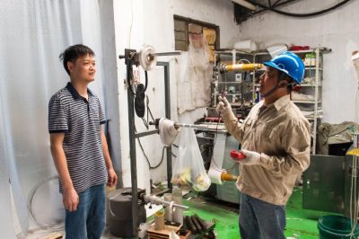 走進(jìn)轄區(qū)內(nèi)小作坊，檢查用電線路，試跳漏電保護(hù)器