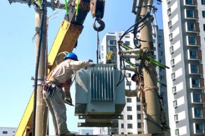 國網(wǎng)蘇州供電公司進(jìn)行變壓器增容更換工作