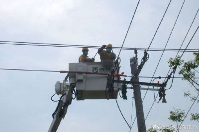 在10千伏丁長園區(qū)1號線進(jìn)行帶電接火作業(yè)