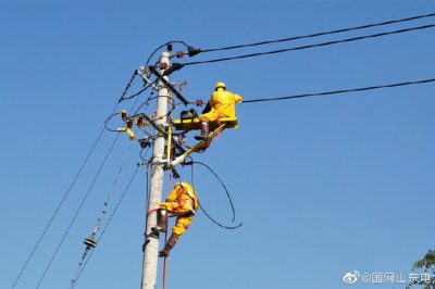 完成10千伏付業(yè)線華龍支線1號(hào)桿用戶配變接火工作