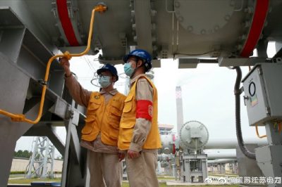 對1000千伏蘇通GIL管廊南引接站設備的伸縮節(jié)和表計做檢查和記錄