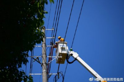 在開發(fā)區(qū)10千伏林港線開展帶電作業(yè)，為客戶帶電搭接