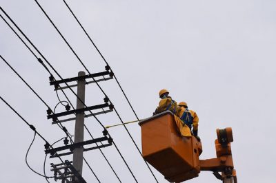 在10千伏泰薛線、造紙線雙回線路開展帶電作業(yè)