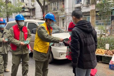 為社區(qū)孤寡老人普及用電安全知識、檢查用電安全