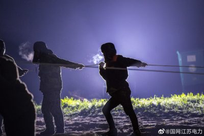 在黃集—三堡500千伏線路工程進行跨越鄭徐高鐵施工作業(yè)