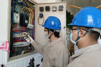 對校園內(nèi)外的電力線路、設(shè)備安全隱患進行全面排查