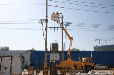 在10千伏黃莊線19號桿上開展不停電安裝接地環(huán)