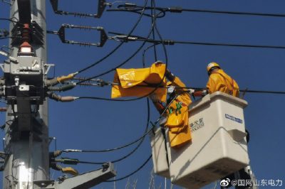 嚴(yán)寒中帶電搶修保供電