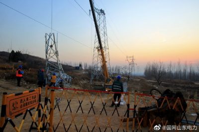 國網(wǎng)寧陽縣供電公司施工人員奮戰(zhàn)在110千伏辛安線建設(shè)現(xiàn)場(chǎng)