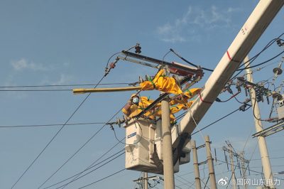 在10千伏戰(zhàn)家線4號(hào)桿進(jìn)行帶電接火