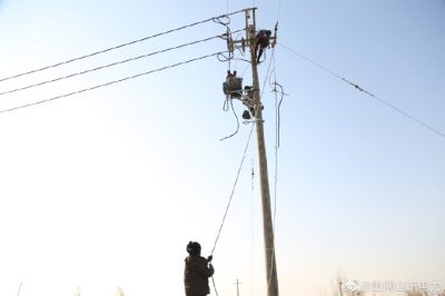 隊(duì)10千伏青倉線部分老舊線路設(shè)施進(jìn)行改造施工