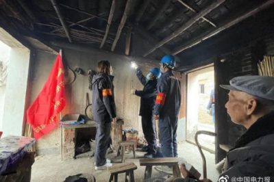 為五保戶送去御寒日用品，并對(duì)室內(nèi)的線路進(jìn)行安全檢查