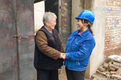 一邊幫助檢查室內(nèi)用電線路，消除用電隱患