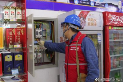 國網(wǎng)海興縣供電公司為村民檢查供暖設(shè)備，確保設(shè)備運(yùn)行正常