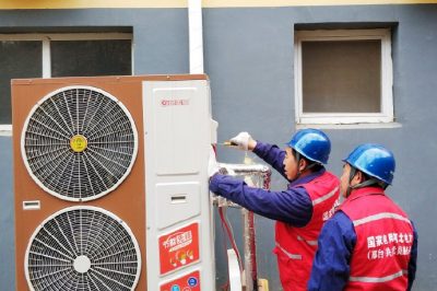 為村民檢查供暖設(shè)備，確保設(shè)備運(yùn)行正常