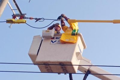 對(duì)10千伏592西田線西田村內(nèi)分支07號(hào)桿進(jìn)行帶電綁扎絕緣子