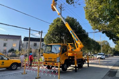 在金港鎮(zhèn)110千伏后塍變123高橋線22號(hào)桿開展不停電搭接業(yè)擴(kuò)工程