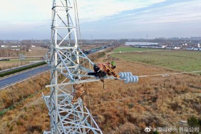在35千伏慶核電27號塔上緊線