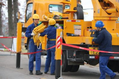 在慈城鎮(zhèn)彭山變五星線60號(hào)桿帶電新裝智能開關(guān)1臺(tái)