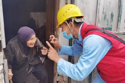 為百歲老人家里檢查用電線路、跟換插座及打掃衛(wèi)生