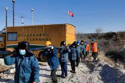 對鉆孔上方10千伏線路進行切改，敷設(shè)300米電纜