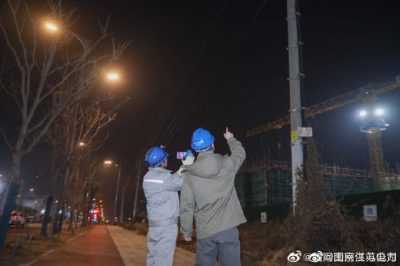 配電運(yùn)檢四班組織人員對濱江地區(qū)主要線路開展夜間巡視