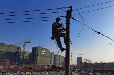 對400伏府里莊臺區(qū)設(shè)備線路進行“搬家”