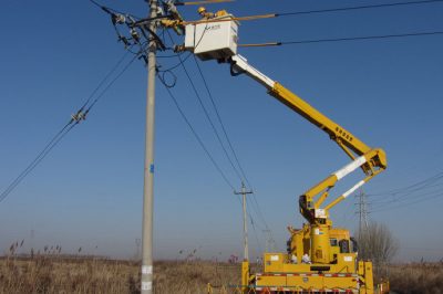 帶電加裝熔斷器 保障居民度冬用電