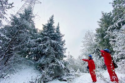 從容應(yīng)對冰雪季 踏雪巡檢保供電