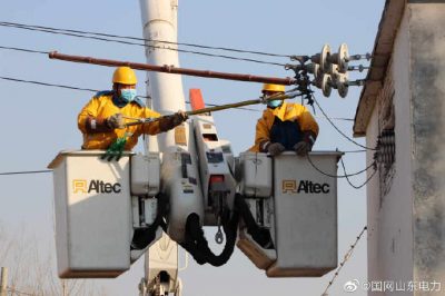 帶電斷接十二廟臺區(qū)的引流線，更換老化的跌落開關(guān)