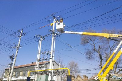 在10千伏柳南線高楊林南支線4號桿帶電接引線