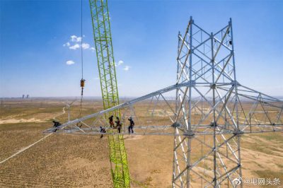 140.4米！西北最高電力鐵塔組立完畢