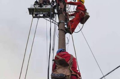 洲田線作業(yè)現(xiàn)場(chǎng)正在安裝分段斷路器及絕緣子