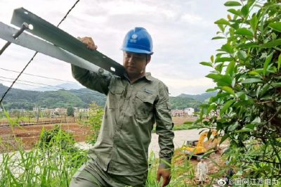 80后“電力哥”藍(lán)翔獲評(píng)“中國好人”