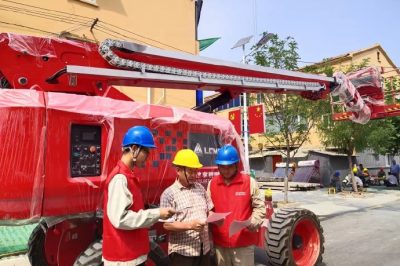 老舊小區(qū)改造現(xiàn)場 面對面宣傳電力設(shè)施保護知識